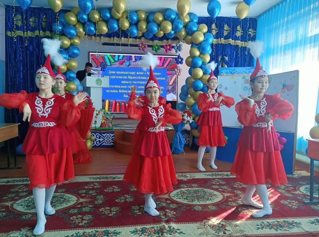 Эстетикалық пәндер әдістемелік бірлестігі айлығының ашылу салтанаты өтті. Тақырыбы:"Эстетикалық тәрбие-өнердің өзгермейтін құралы"